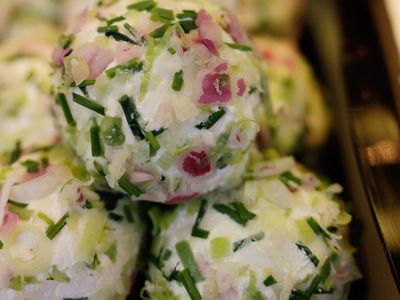 Zauberbällchen – Frischkäsezubereitung mit Gartenkräutern